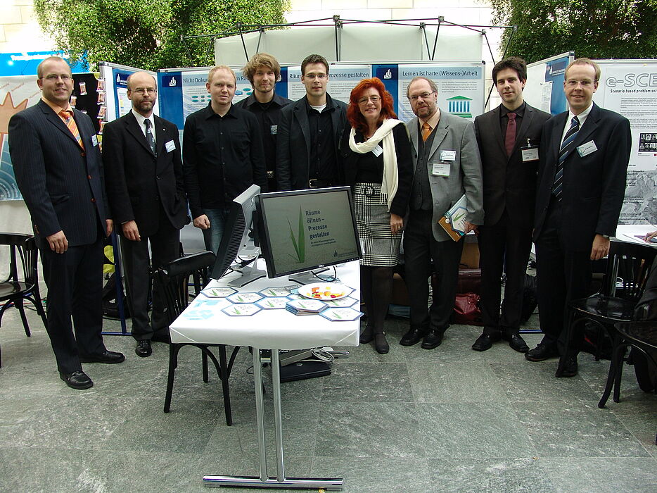 Foto (v. l.): Bei der Präsentation ihres MEDIDA-PRIX-Projektes in Hamburg: Daniel Büse, Harald Selke, Dr. Thomas Bopp, Robert Hinn, Dominik Niehaus, Maria Keil, Prof. Dr. Reinhard Keil, Patrick Erren und Birger Kühnel