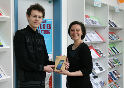 Foto (Universität Paderborn, Cinderella Schröder): Der Gewinner des Tablets: Jakob Rehnen und Dr. Yvonne Koch (Leiterin der ZSB)