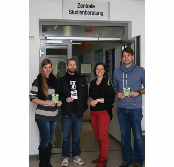 Foto (Universität Paderborn, Cinderella Schröder): Die glücklichen Gewinner/innen (v. li.): Jennifer Braune, Simon Dezart, Dr. Yvonne Koch (Leiterin der ZSB) und Florian Weber