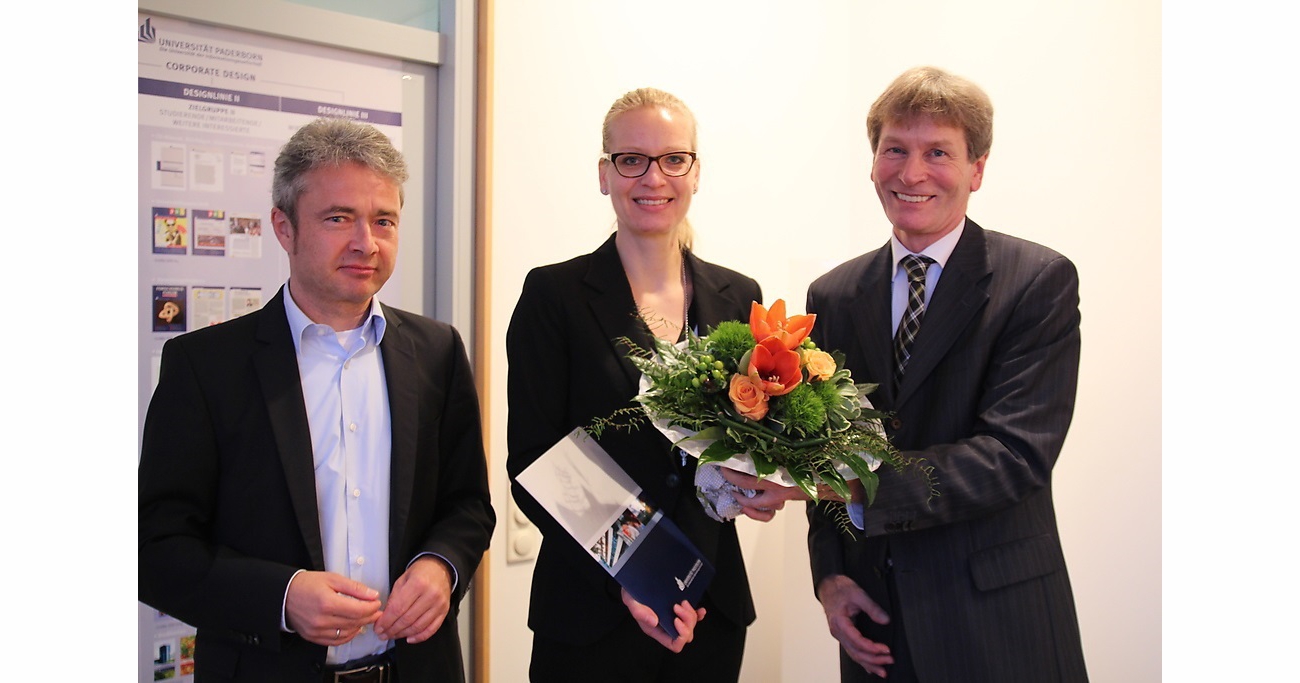 Foto (Universität Paderborn, Nina Reckendorf): Uni-Präsident Prof. Dr. Nikolaus Risch (rechts) und Vizepräsident Prof. Dr. Bernd Frick gratulieren der Stipendiatin Dr. Katharina Mucha-Tummuseit zum Postdoc-Stipendium.