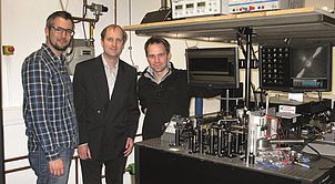Foto (Department Physik, Universität Paderborn): „Mess-Action“ im Optiklabor (v. l.): Alexander Finke, Privatdozent Dr. Alexander Pawlis und Dr. Marcel Ruth.