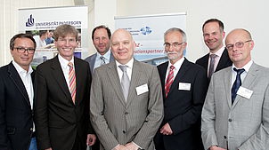 Foto (Universität Paderborn, Vanessa Dreibrodt): von links: Prof. Dr. Bardo Herzig (PLAZ), Präsident Prof. Dr. Nikolaus Risch (Uni Paderborn), Prof. Dr.-Ing. Lothar Budde (FH Bielefeld), Dr. Ralph Angermund (Ministerium für Innovation, Wissenschaft und