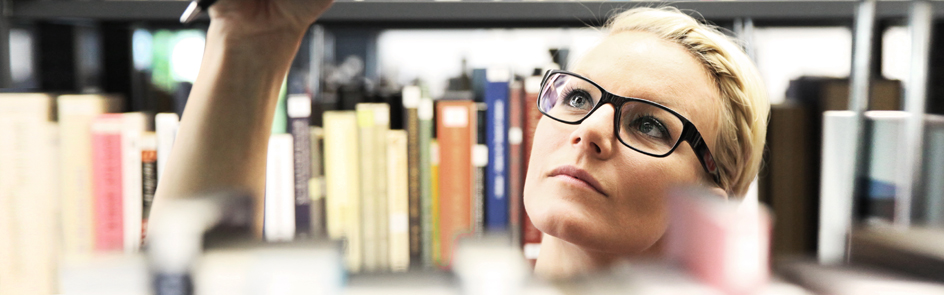 Foto: Studentin in der Fachbibliothek Kunst- und Medienwissenschaften