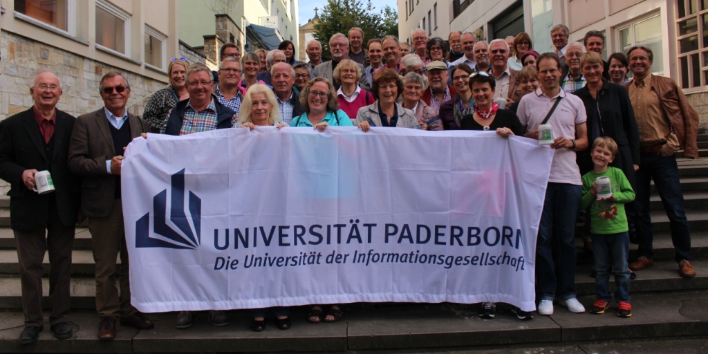 Foto (Universität Paderborn, Julia Pieper): Libori als Ort des Wiedersehens: Am Libori-Freitag haben sich die Ehemaligen der Universität Paderborn auf dem Franz-Stock-Platz getroffen. Der Libori-Treff des Ehemaligenvereins Alumni Paderborn fand in diese
