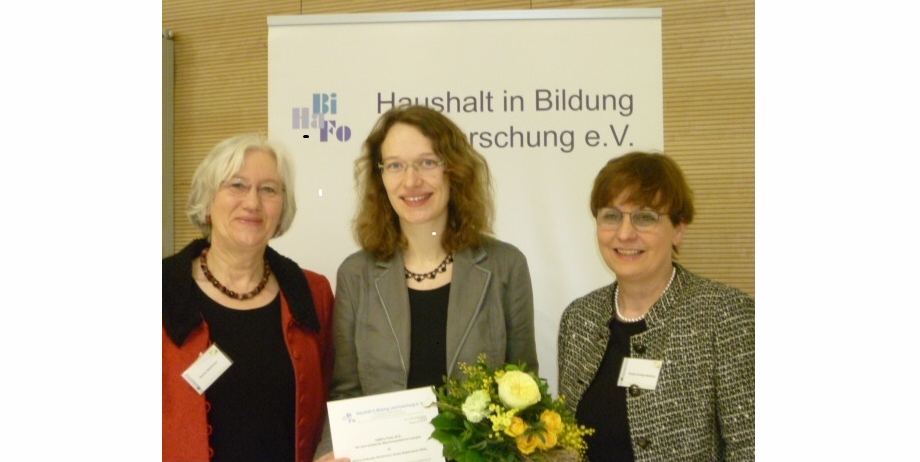 Foto (Universität Paderborn, Regina Bigga): HaBiFo-Nachwuchs-Preisverleihung 2015: (v. l. n. r.) Prof. Dr. Barbara Methfessel, Stefanie Nolte und Prof. Dr. Kirsten Schlegel-Matthies.