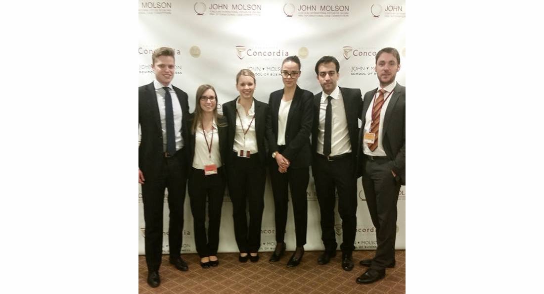 Foto (Universität Paderborn): Das Paderborner Team freut sich über die Topplatzierung bei der 34. John Molson MBA International Case Competition in Montreal, von links nach rechts: Mirko Brunk, Nora Otters, Kahtarina Stein, Veronika Müller, Massud Parw