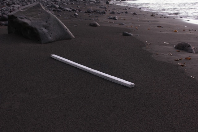 Abbildung: Alfons Knogl, Untitled Line, Zement, Reykjavik Strand, Island, 2014.