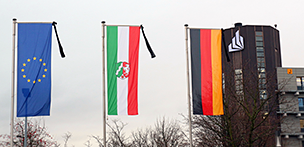 Foto (Universität Paderborn, Vanessa Dreibrodt): Trauerbeflaggung auf dem Campus der Universität Paderborn.