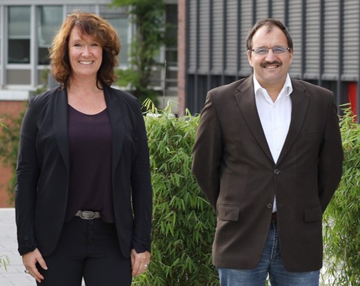 Foto (Universität Paderborn, Adelheid Rutenburges): Freuen sich über die Stipendienvergabe: Dekanin der Fakultät für Wirtschaftswissenschaften Prof. Dr. Caren Sureth-Sloane und Studiendekan Prof. Dr. H.-Hugo Kremer.