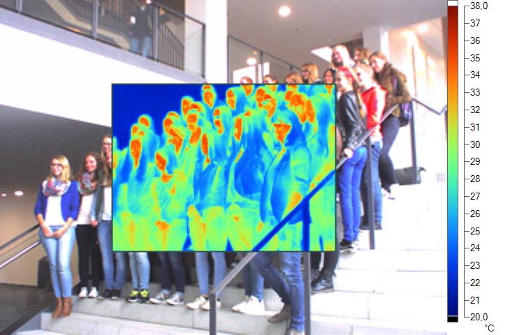 Foto (Johannes Pauly): Rote Gesichter beim Gruppenfoto durch die Wärmebildkamera der Physiker.