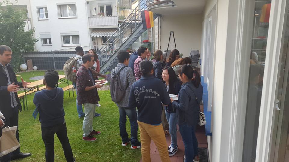 Foto (Verani Kartum):Teilnehmer/innen am Ende der Veranstaltung im offenen Austausch beim Grillen im Garten der KHG.