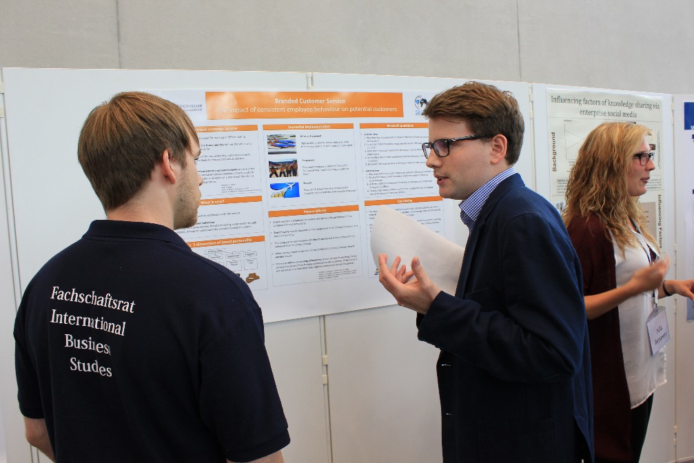 Foto (Universität Paderborn): IBS-Studierende bei der Posterpräsentation.