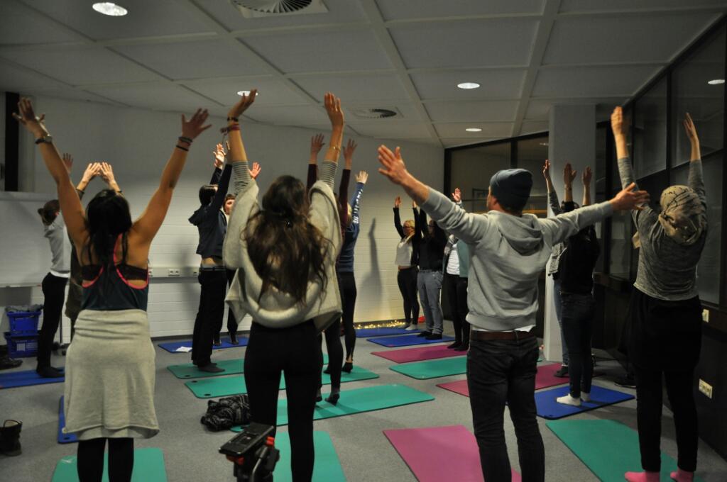 Foto (Universität Paderborn, Sonia Kampel): Yoga in der Bibliothek.