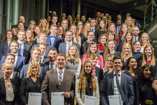 Foto (Universität Paderborn): Absolventinnen und Absolventen der Fakultät für Wirtschaftswissenschaften – Gruppe 1.