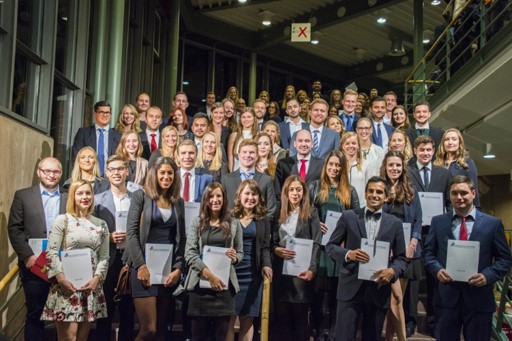Foto (Universität Paderborn): Absolventinnen und Absolventen der Fakultät für Wirtschaftswissenschaften – Gruppe 2.