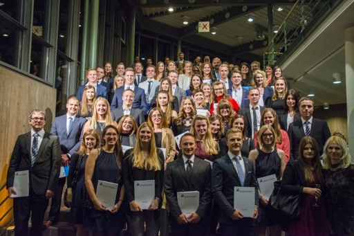 Foto (Universität Paderborn): Absolventinnen und Absolventen der Fakultät für Wirtschaftswissenschaften – Gruppe 3.