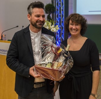 Foto (Universität Paderborn): An seiner Expertise, Ideen und Kreativität im Unternehmen zu fördern, ließ Dr. Frederik Pferdt, Chief Innovation Evangelist bei Google, in seiner Alumnus-Festrede die Absolventinnen und Absolventen teilhaben, wofür ihm d