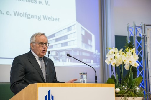 Foto (Universität Paderborn): Prof. Dr. Dr. h. c. Dr. h c. Wolfgang Weber, Altrektor und langjähriges Mitglied der Fakultät für Wirtschaftswissenschaften und im Paderborner Hochschulkreis (PHK), hielt die Laudatio zur Verleihung der PHK-Ehrenmitglieds