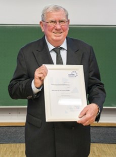 Foto (Universität Paderborn): Altrektor Prof. Dr. Friedrich Buttler nahm in tiefer Verbundenheit zur Universität und zur Fakultät der Wirtschaftswissenschaften die Ehrenmitgliedschaft im Paderborner Hochschulkreis, der Ehemaligenvereinigung der Wirtsch