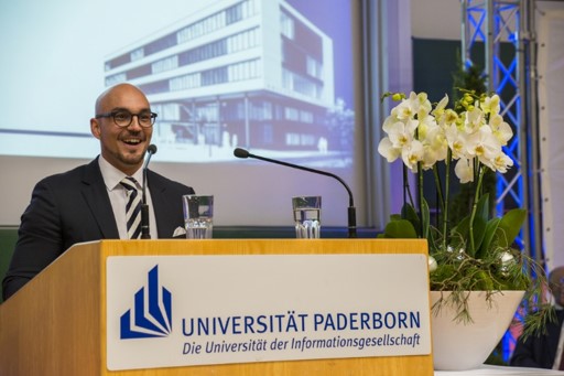 Foto (Universität Paderborn): Kevin Meckenstock engagierte sich als Student im Fachschaftsrat, dessen Vorsitzender er war, und hielt nun als Absolvent die studentische Festrede.