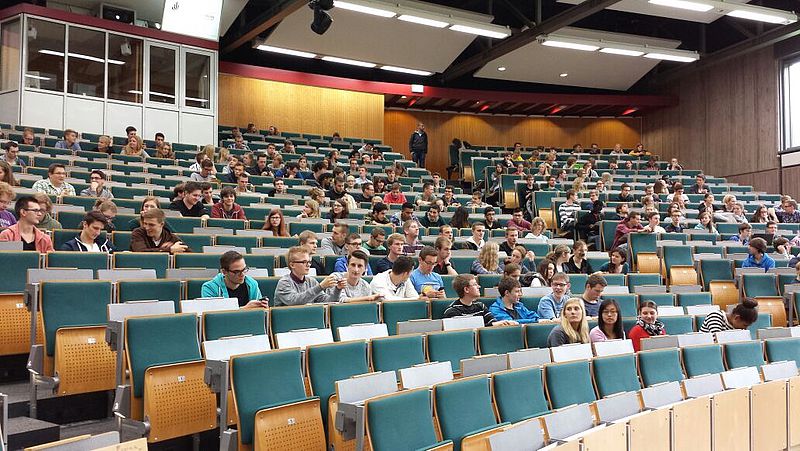 Foto (Universität Paderborn): Abschlussvortrag der Mathematikvorkurse - wie jedes Jahr im Audimax der Universität.