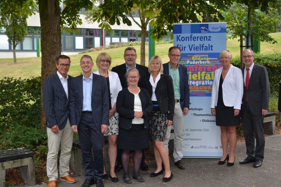 Foto (Amt für Presse- und Öffentlichkeitsarbeit, Kreis Paderborn): Organisatoren und Referenten der Konferenz für Vielfalt 