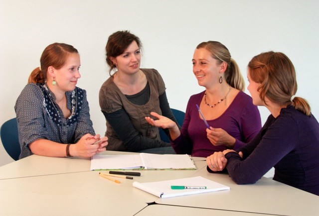 Foto (Michael Karzellek): Absolventinnen tauschen sich mit anderen Studentinnen über die Perspektive Promotion aus.