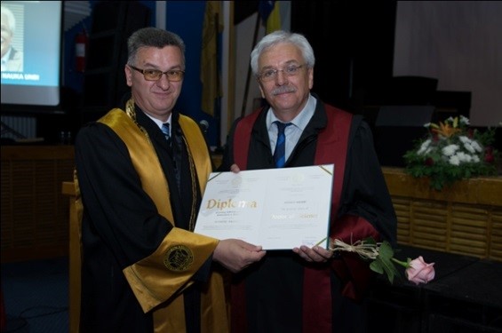 Foto (Universität Paderborn): Übergabe der Ehrendoktorwürde (links Rektor der Universität Bihać Prof. Dr. Fadil Islamović, rechts Ahmet Mehic).