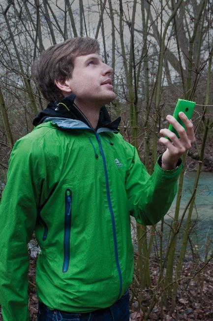 Abbildung: Philipp Scholle arbeitet mit daran, dass Handys zukünftig helfen können, sich bei Unwetter richtig und sicher zu verhalten.