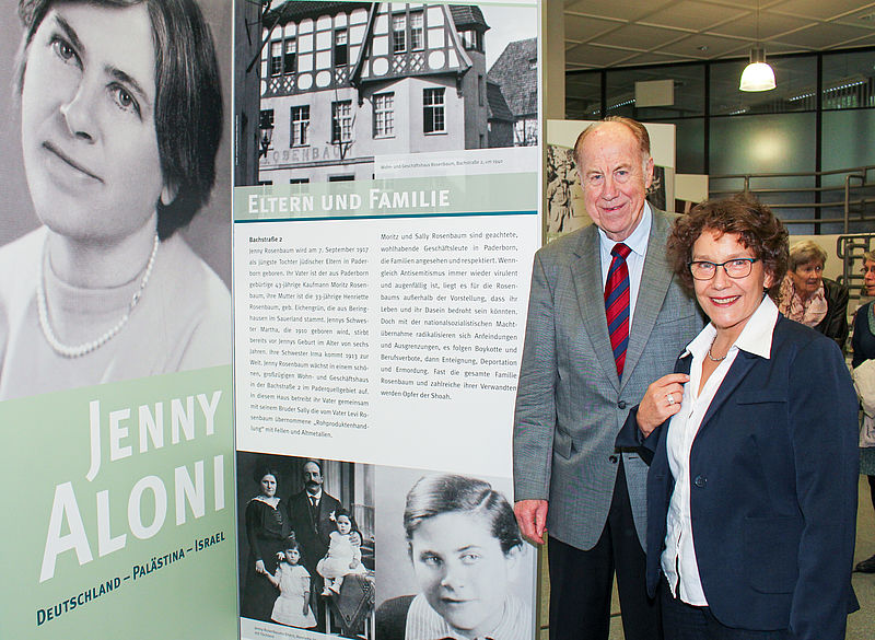 Foto (Universität Paderborn, Johannes Pauly): Ausstellung „Deutschland-Palästina-Israel“ in der Universitätsbibliothek der Universität Paderborn, (v. l.) Prof. Dr. Dr. h. c. mult. Hartmut Steinecke und Dr. Anikó Szabó.