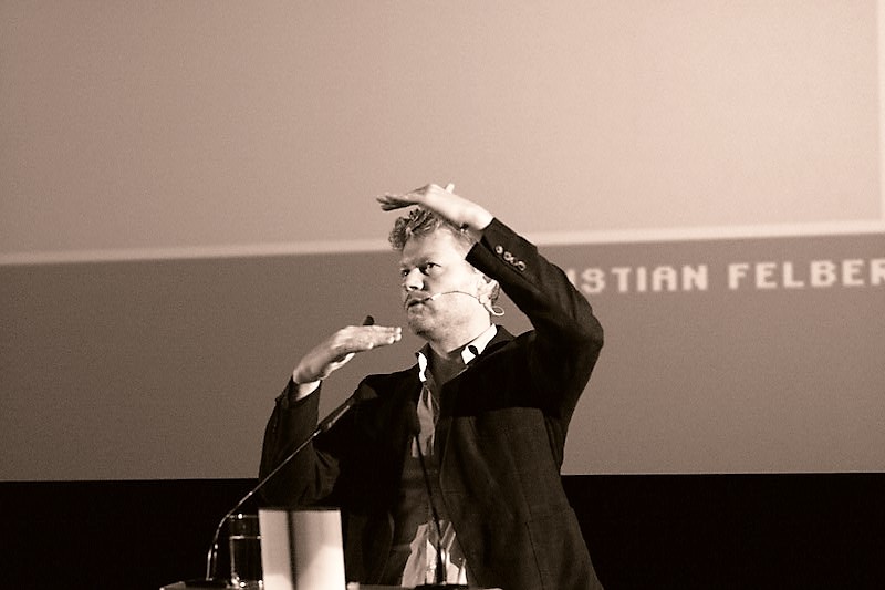 Foto (Dietmar Wadewitz): Christian Felber erklärt die Gemeinwohl-Ökonomie am 13. November um 18 Uhr an der Universität Paderborn.