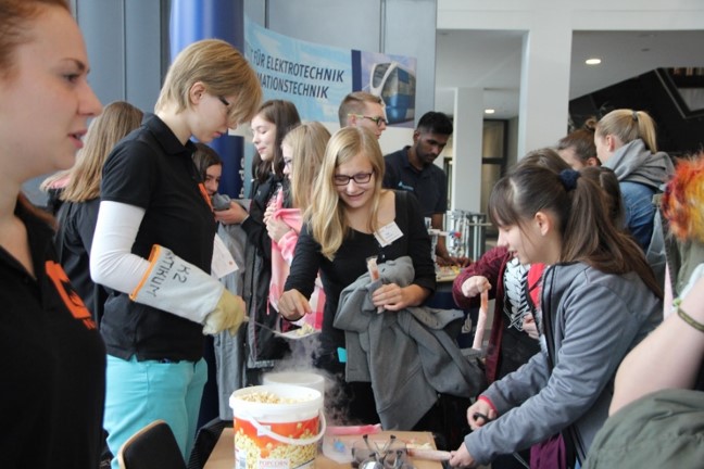 Foto (Universität Paderborn): Bei der Frühlings-Uni können Schülerinnen echte Experimente erleben.