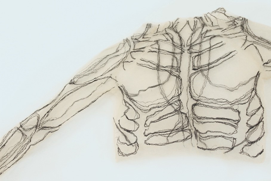 Foto: Beke Kröger: Human Being. Being Human., 2018, Langarm-Shirt Tüll, Maschinenstickerei.