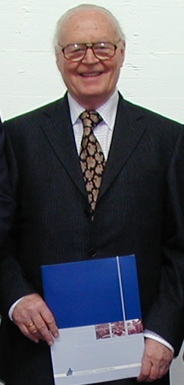Foto (Kristina von Twistern): Prof. Dr. jur. Walter Seidensticker wurde im Jahr 2002 auf Vorschlag der Fakultät für Wirtschaftswissenschaften die Bezeichnung Honorarprofessor an der Universität Paderborn verliehen.