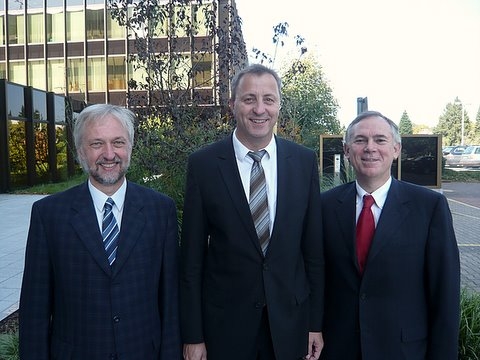 Foto (v. li.): Prof. Dr. Wilhelm Schäfer, Vizepräsident für Forschung der Universität Paderborn, Dr. Hans-Otto Feldhütter, Hauptabteilungsleiter Forschung der Fraunhofer-Gesellschaft, und Dr. Eduard Sailer, Geschäftsführer Miele und Sprecher des re