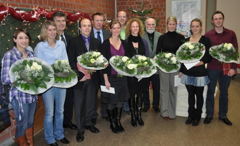 Foto (Universität Paderborn, Mark Heinemann): (v. li.): Jacqueline Karsten, Meike Schmitz, Hubertus Böddeker (Sparkasse Paderborn), Dennis Dreimann, Prof. Dr. Hans Peter Brandl-Bredenbeck, Katharina Niestroj, Dr. Jochen Baumeister, Carolin Rübbelke, Pr