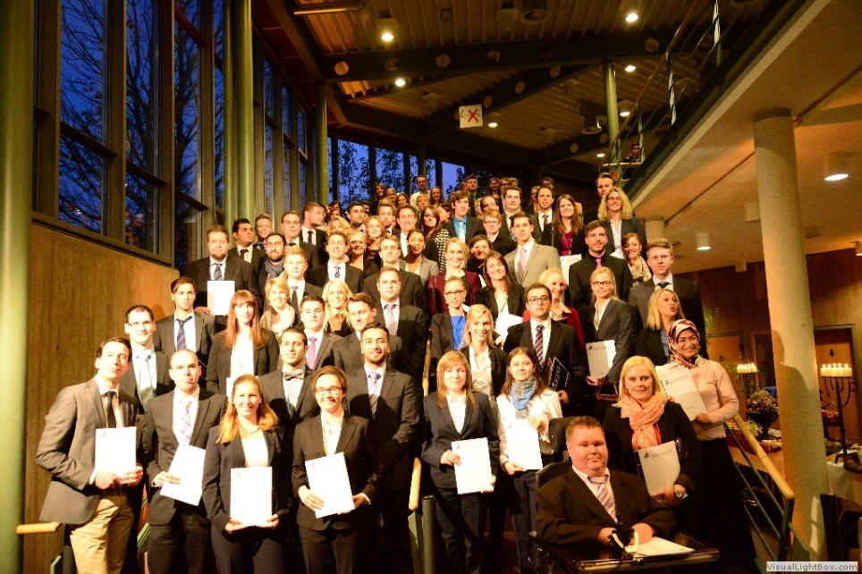 Foto (Universität Paderborn): Gruppe 1 der Absolventinnen und Absolventen am Tag der Wirtschaftswissenschaften 2013