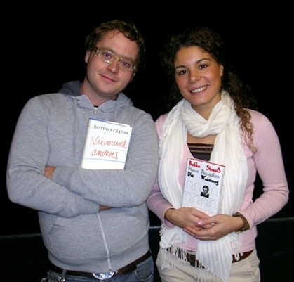 Foto (Universität Paderborn): Stefan Cordes und Cemila Zahterogullari lesen Texte von Botho Strauß in der Universitätsbibliothek.