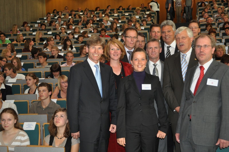 Foto (Universität Paderborn, Mark Heinemann): Fördern den Nachwuchs: Prof. Dr. Nikolaus Risch (li.), Präsident der Universität Paderborn, Christoph Schön (3. h. li.), Leiter des Hochschulnetzwerks & Fundraising  der Universität, Landrat Manfred Mül
