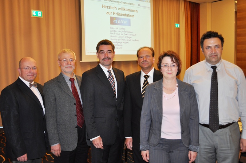 Foto (Mark Heinemann): (v. li.): Heribert Zelder, Prof. Dr. Fevzi Belli, Michael Hahn (Vorsitzender des Verkehrsvereins Paderborn), Hans-Joachim Koos (ISELTA), Nadja Danne (stellv. Geschäftsführerin Touristikzentrale Paderborner Land) und Suayip Isik.