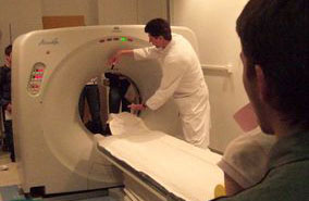 Foto (Universität Paderborn): Mathematik live am Computertomographen.