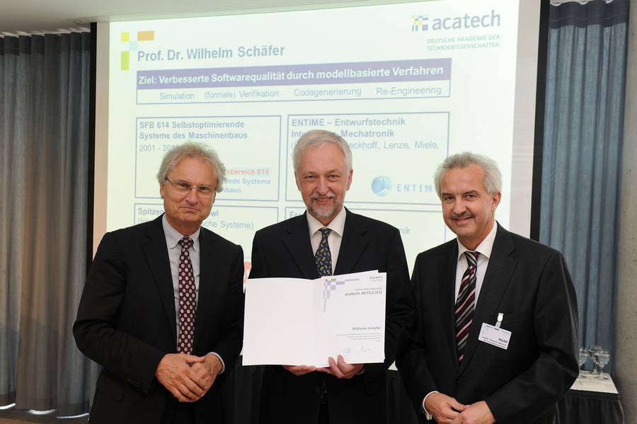 Foto (acatech / P. Himsel): Bei der Übergabe der Urkunde zur Aufnahme (v. l.): acatech Präsident Prof. Dr. Henning Kagermann, Prof. Dr. Wilhelm Schäfer, acatech Präsident Prof. Dr. Reinhard F. Hüttl.