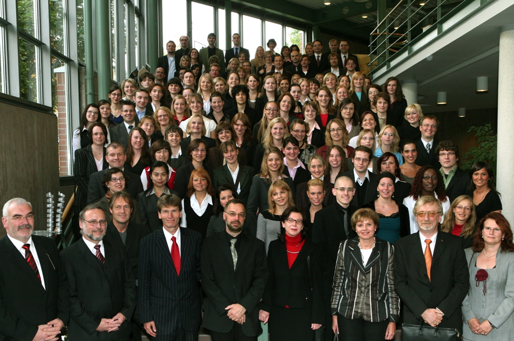 Foto (Adelheid Rutenburges): Die Absolventinnen und Absolventen des akademischen Jahres 2006/2007 der Fakultät für Kulturwissenschaften der Universität Paderborn. Ferner auf dem Foto (1. Reihe v. li.): Hubert Tietz (Paderborner Sprachwerkstatt), Prof. 