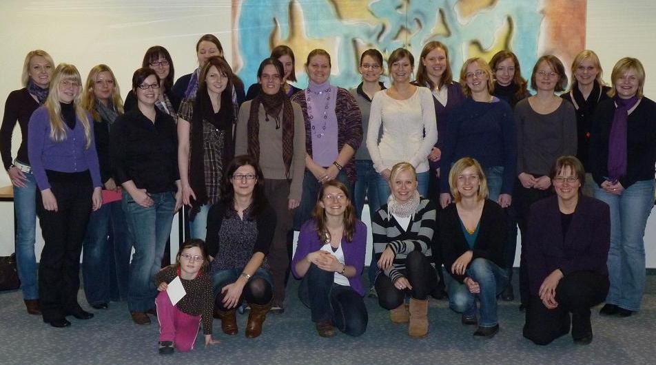 Mentees und Mentorinnen des ersten Durchgangs bei der Auftaktveranstaltung zusammen mit Projektleiterin Prof. Dr. Ingrid Scharlau und Projektkoordinatorin Julia Steinhausen.