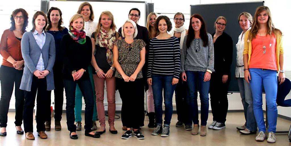 Foto (Maike Amen): Mentees und Mentorinnen des fünften Jahrgangs bei der Auftaktveranstaltung zusammen mit Projektkoordinatorin Julia Steinhausen.