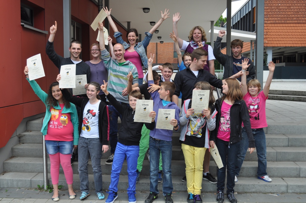 Foto (Mark Heinemann): Freude über den gelungenen Abschluss: Antje Tarampouskas (h. v. l.), Moritz Katerle, Delia Terstesse sowie Philip Avramovic (M. v. l.), Katharina Heyden, Sascha Wesseler, Marco Eri, Christian Meilwes, Sebastian Fabich, Steffen Otto