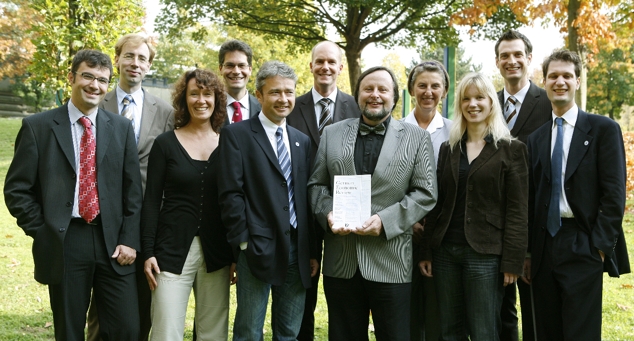 Foto (Adelheid Rutenburges): Mit dem Dekan der Fakultät für Wirtschaftswissenschaften, Prof. Dr. Peter F. E. Sloane (3. v. r.), freuen sich über die gute Positionierung im BWL-Forschungsranking Prof. Dr. Caren Sureth (2. v. l.) als Forschungsdekanin de