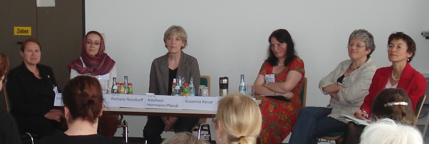 Foto (Universität Paderborn, Zentrum für Geschlechterstudien): Podiumsdiskussion am Thementag "Geschlechterbilder in Religionen", moderiert von Prof. Dr. Barbara Rendtorff.