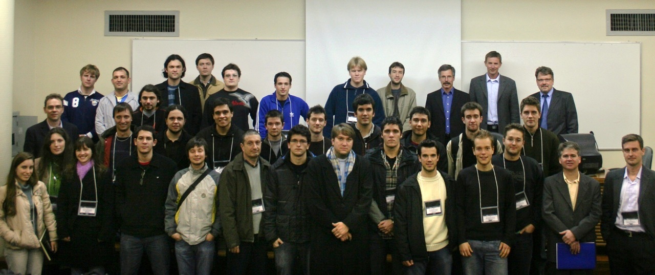 Foto ( R. Job): Die Teilnehmer der Summer School in Porto Alegre, Brasilien, mit den Dozenten Prof. Job (h.r.), Prof. Glösekötter (2. h.r.) und Prof. Hilleringmann (3. h.r.)