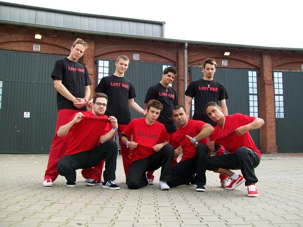 Foto (Lost Kidz Family): hinten von links: Silvester (Kid Rufio), Maksym (Bboy True), James (Kid Robot), Ewald (Bboy Ewaldo); vorne von links: Osman (Bboy Ozz), Christian (Chriszs), Erkan (Aggroboy), Maiko (Jamaiko).